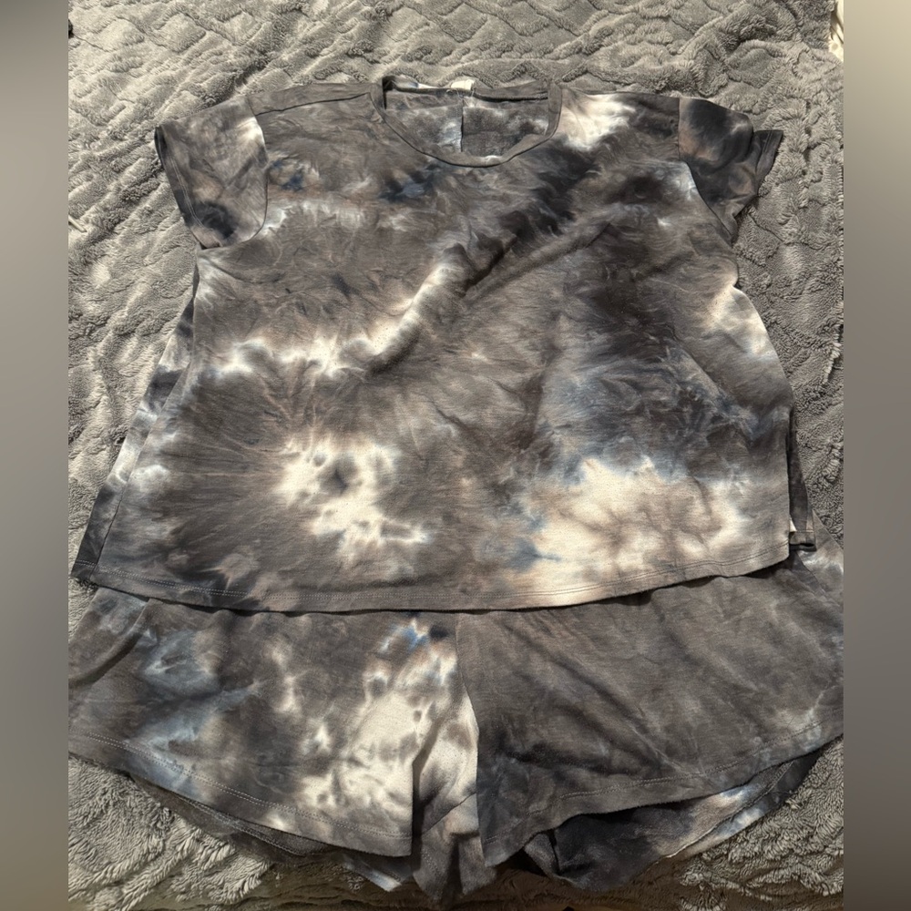 LIVI tie dyed T-shirt and shorts
